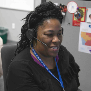 Mujer con auriculares en espacio de trabajo.